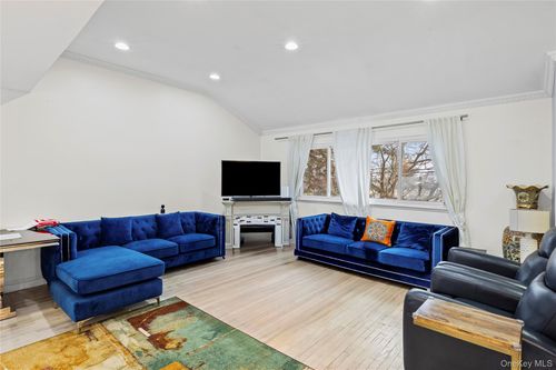 18 South Dr, Manhasset Hills, NY, 11040-2242 | Card Image