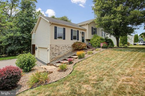 1858 Falcon Ln, CHAMBERSBURG, PA, 17202-7657 | Card Image
