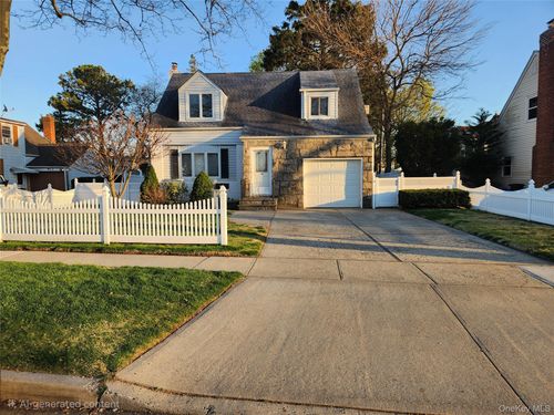 142 Morris Pkwy, Valley Stream, NY, 11580-2621 | Card Image