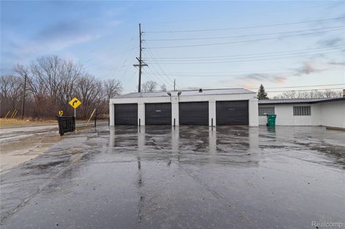 2020 Dixie Hwy, Waterford, MI, 48328-1804 | Card Image