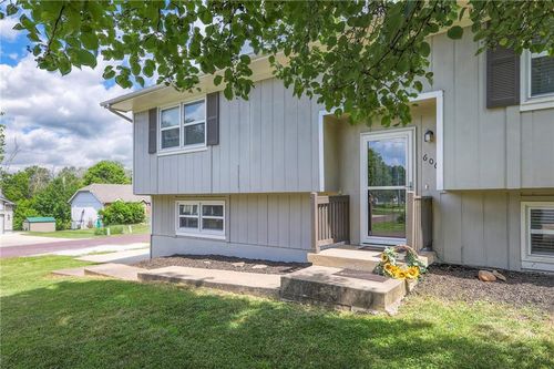 606 W Smith St, Spring Hill, KS, 66083-9162 | Card Image