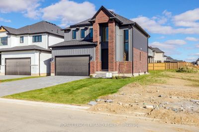 8 Allister Dr, House other with 3 bedrooms, 3 bathrooms and 6 parking in Komoka ON | Image 2