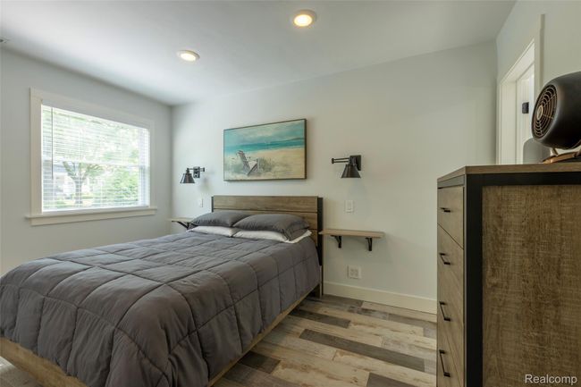 Bedroom w/access to bathroom | Image 18