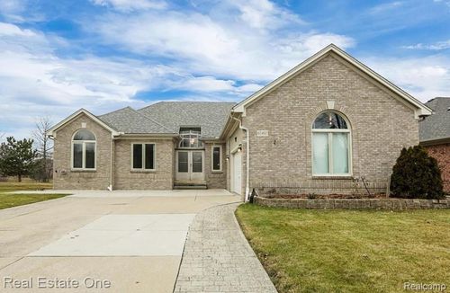 40497 Riverbend Dr, Sterling Heights, MI, 48310-6994 | Card Image