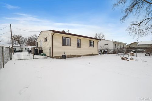 1335 Connell St, Burton, MI, 48529-2201 | Card Image