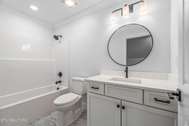 Upper Level Bath | Image 37