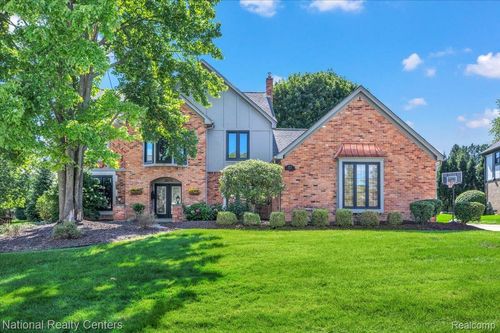 3075 Glengrove Dr, Rochester Hills, MI, 48309-2734 | Card Image