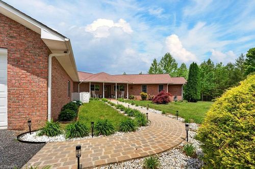 1102 Bear Creek Ln, Pinnacle, NC, 27043-8681 | Card Image