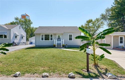 16 White Dr, Saint Louis, MO, 63135-1135 | Card Image