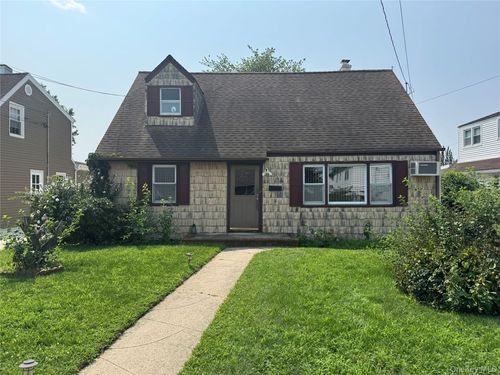 44 Pine Ln, Valley Stream, NY, 11581-2629 | Card Image