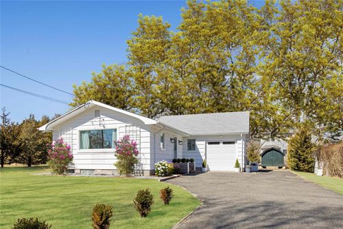 300 6th St, Laurel, NY, 11948-1671 | Card Image