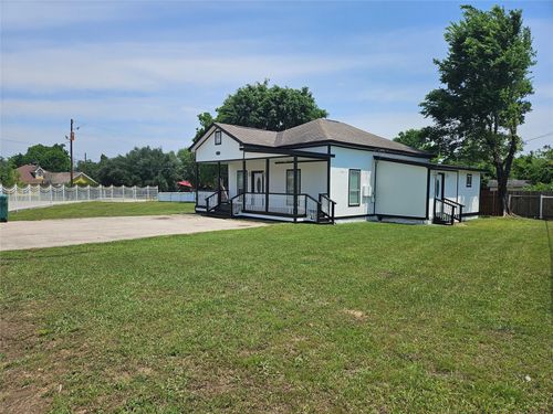 204 E Watson St, Willis, TX, 77378-8318 | Card Image