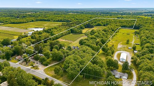 1661 68th St, Fennville, MI, 49408-9704 | Card Image
