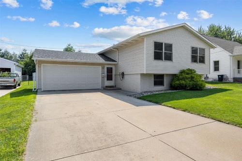 925 22nd St, Marion, IA, 52302-3643 | Card Image