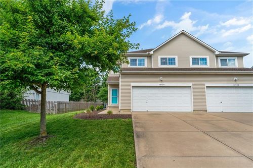 18528 S Cherry Ct, Gardner, KS, 66030-8118 | Card Image