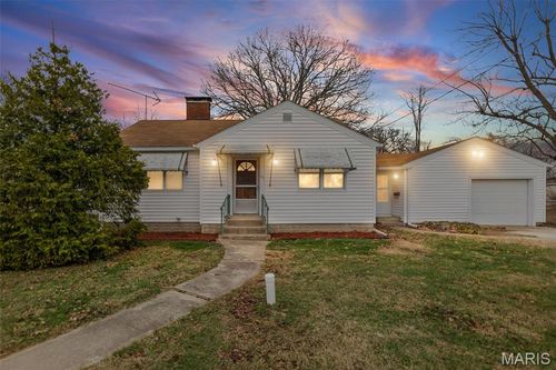 611 Montgomery St, Staunton, IL, 62088-1254 | Card Image