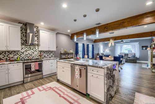 1002 W French Pl, San Antonio, TX, 78212-3648 | Card Image