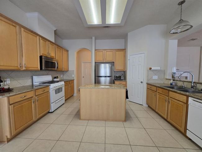17427 N Riata Lake Dr, House other with 3 bedrooms, 2 bathrooms and 2 parking in Cypress TX | Image 8