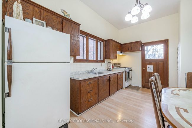 12 O'hara Ave, House attached with 3 bedrooms, 1 bathrooms and 1 parking in Toronto ON | Image 11