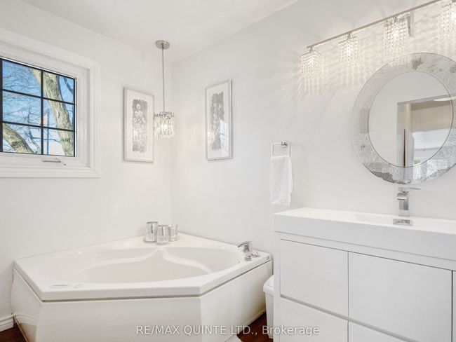 548 Lorna Lane, House other with 5 bedrooms, 5 bathrooms and 5 parking in Greater Napanee ON | Image 31