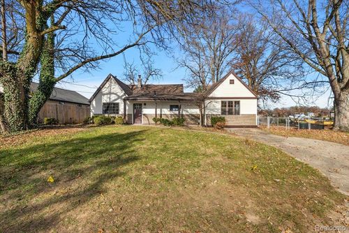 9492 Roundlake Blvd, White Lake, MI, 48386-3968 | Card Image