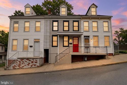 38 W 8th Ave, YORK, PA, 17404-2002 | Card Image