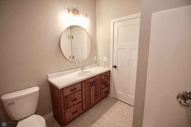 Guest full bath | Image 42