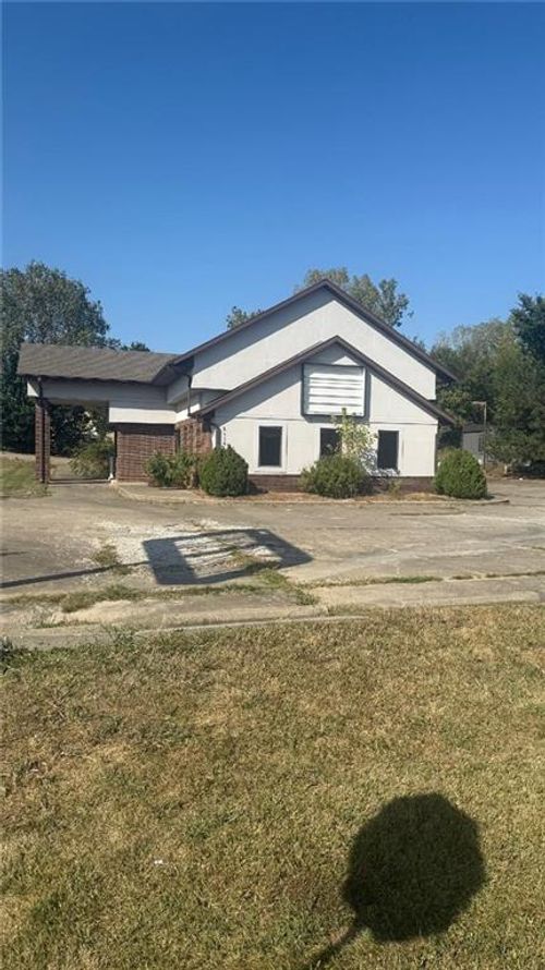 2336 W Irish Ln, Knob Noster, MO, 65336-1020 | Card Image