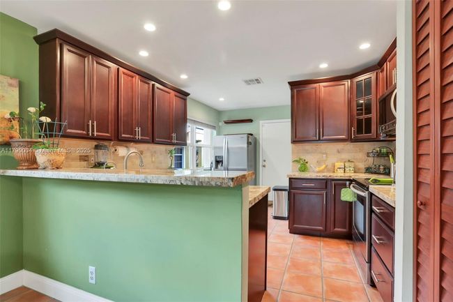 9271 Arborwood Cir, House other with 2 bedrooms, 2 bathrooms and null parking in Davie FL | Image 6