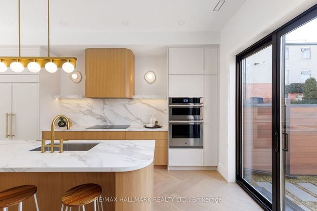 108 Crawford St, House attached with 6 bedrooms, 5 bathrooms and 3 parking in Toronto ON | Image 6