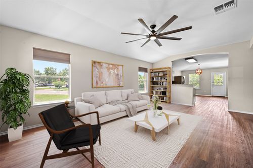 250 Western Dr, Kyle, TX, 78640-5355 | Card Image