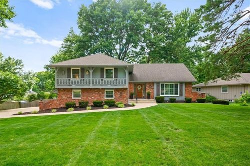 8622 Broadmoor St, Overland Park, KS, 66212-1121 | Card Image