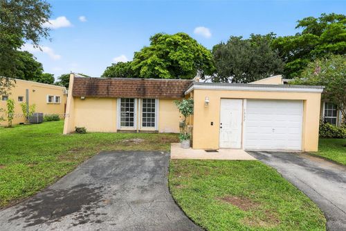 7332 Bay Hill Dr, Hialeah, FL, 33015-2208 | Card Image