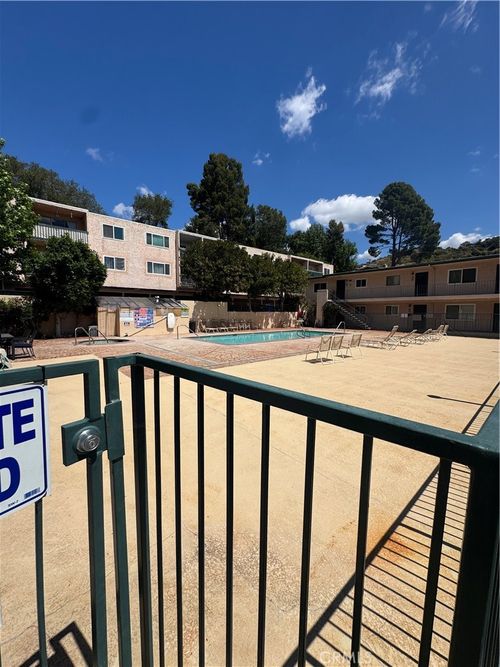 unit-206-2940 N Verdugo Rd, Glendale, CA, 91208-2170 | Card Image