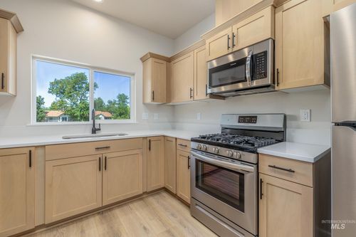 1421 N Bluffs Ridge Ln, Boise, ID, 83704-8661 | Card Image