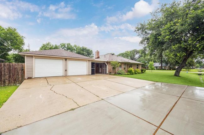 Spacious driveway w/ample parking | Image 4