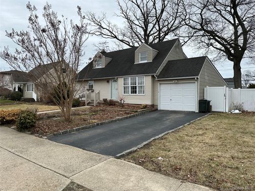 1009 Park Ln N, Franklin Square, NY, 11010-1717 | Card Image