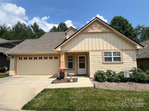 24 Gray Wolf Ln, Hendersonville, NC, 28792-7423 | Card Image