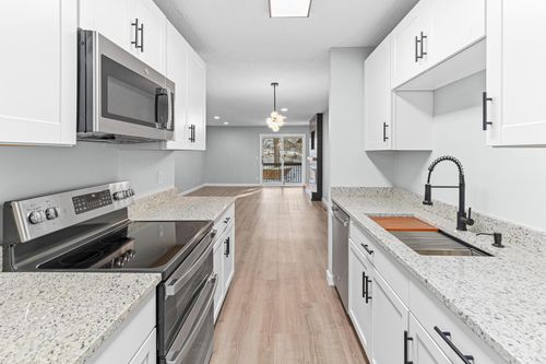 apt-60-570 Woodhill Dr, Roseville, MN, 55113-2359 | Card Image