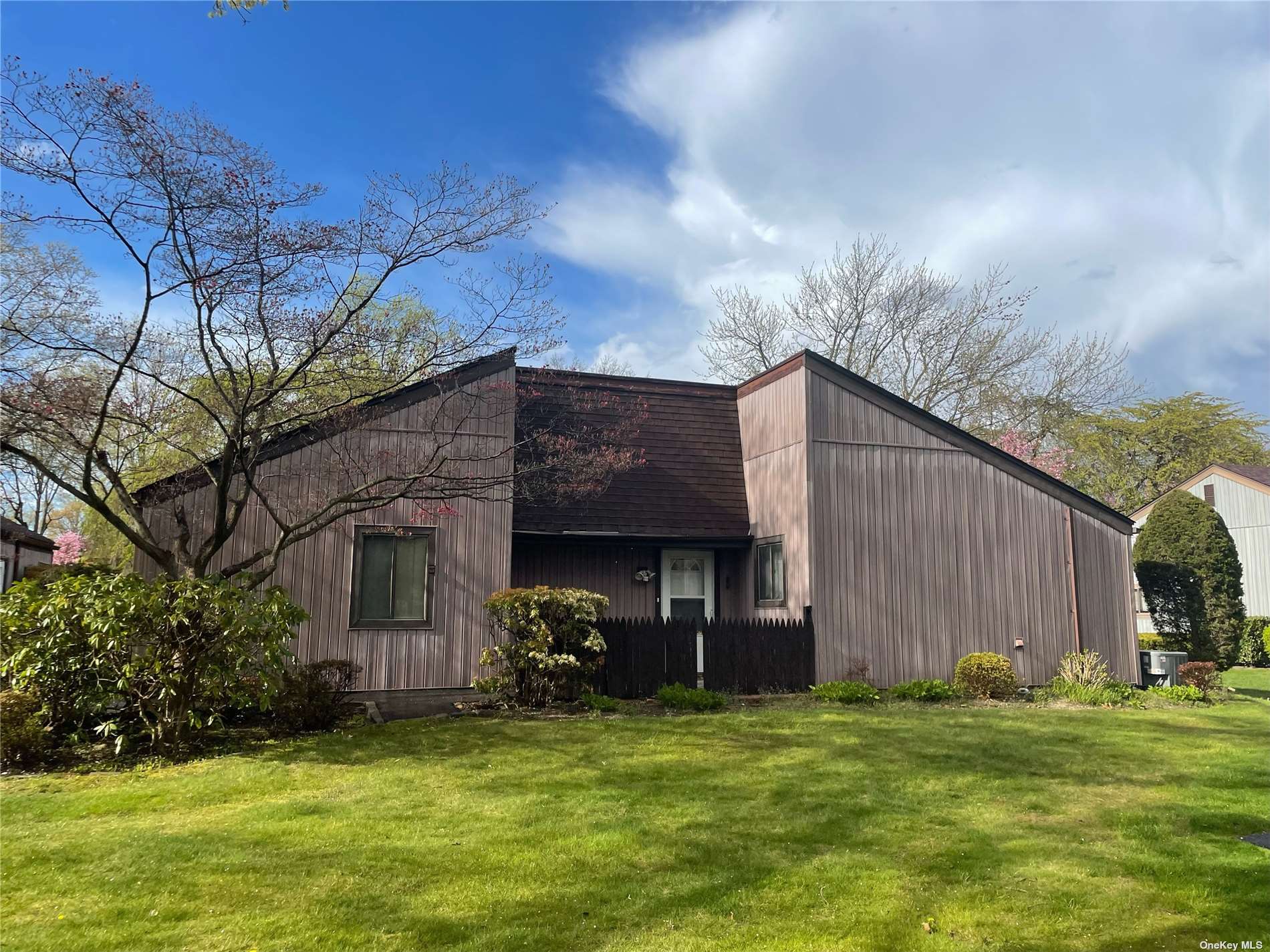 Strathmore Gate Dr, Stony Brook, NY 11790