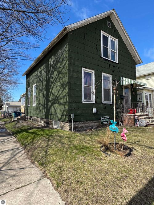 616 Cypress St, Manistee, MI, 49660-1911 | Card Image