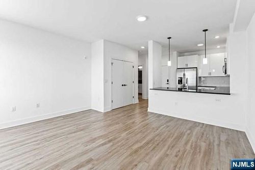 520 Cliff St, Fairview, NJ, 07022-1217 | Card Image