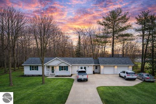 1312 Vinewood St, Clare, MI, 48617-1062 | Card Image