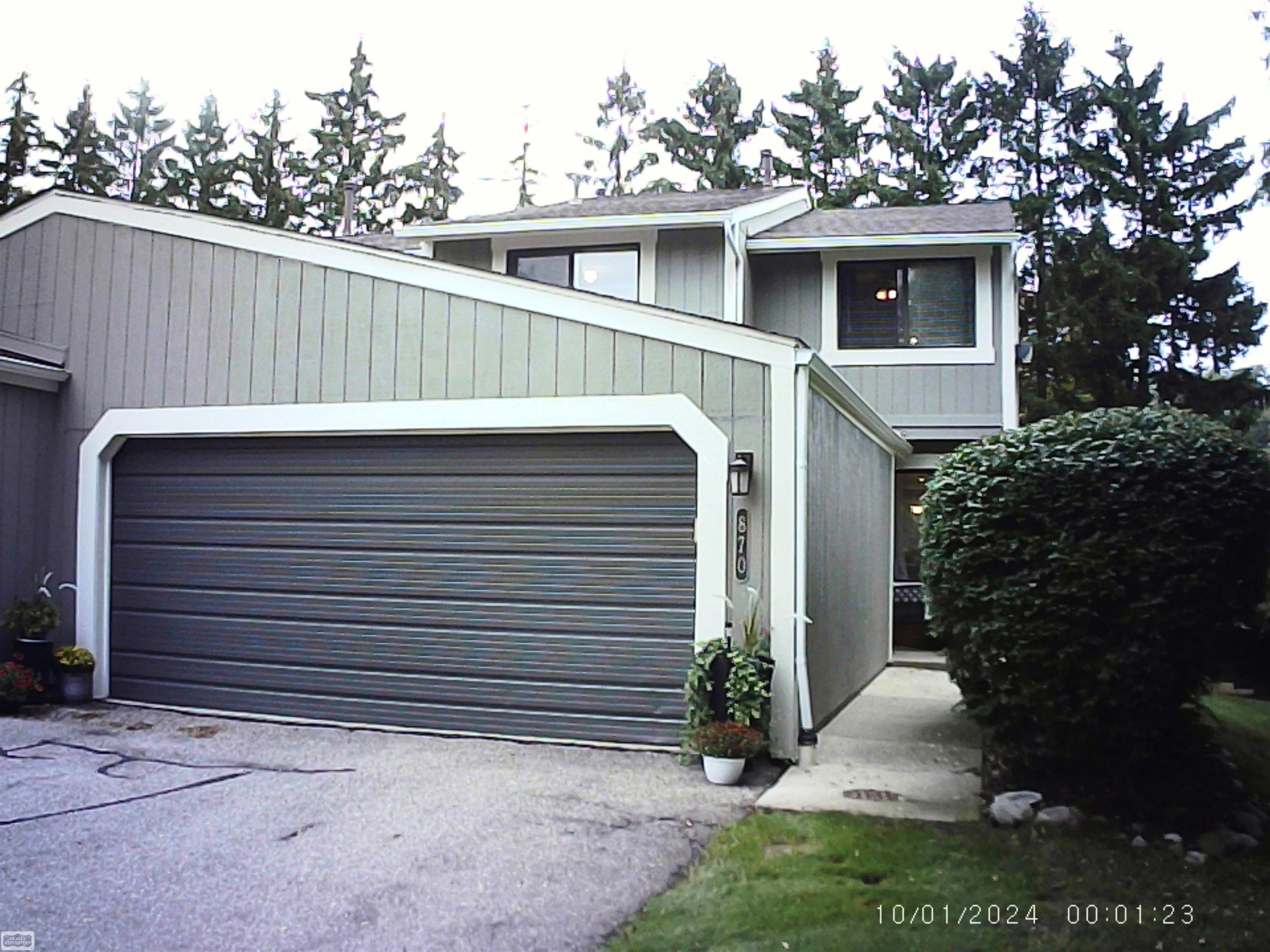Yorktown Ct, Northville, MI 48167