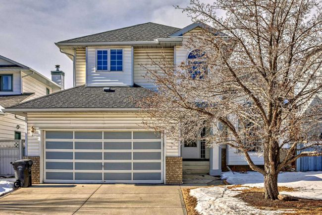 109 Hawkhill Road Nw, Home with 3 bedrooms, 3 bathrooms and 4 parking in Calgary AB | Image 1