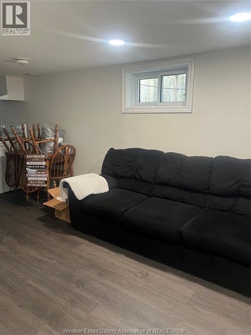 946 Arthur, Windsor, ON, N8Y3Y3 | Card Image