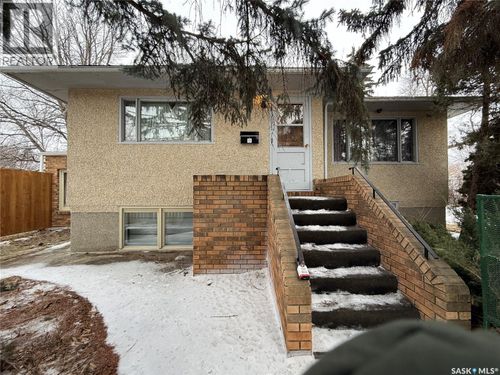 637 Tapley St, Moose Jaw, SK, S6H5T8 | Card Image