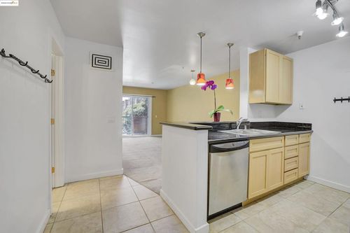 apt-5109-6400 Christie Ave, Emeryville, CA, 94608-1045 | Card Image