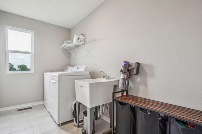 Large utility room with wash sink | Image 27
