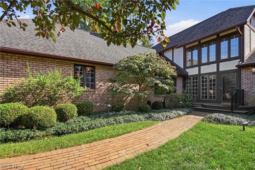 16 S Bentley Dr Se, North Canton, OH, 44709-1176 | Card Image